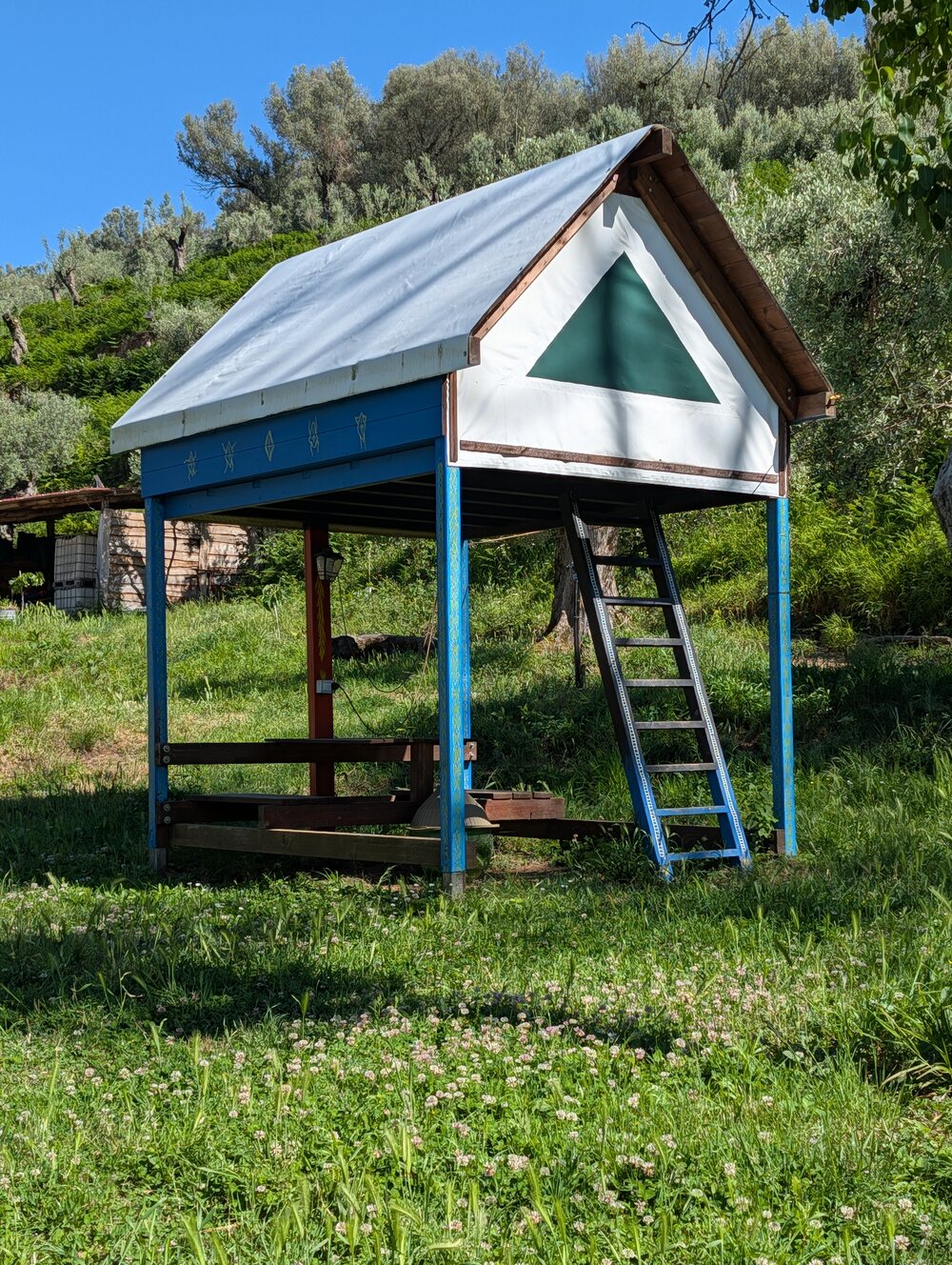Una palafitta dei Nidi di Gaya, vista esterna con scaletta e tetto a tenda bianca