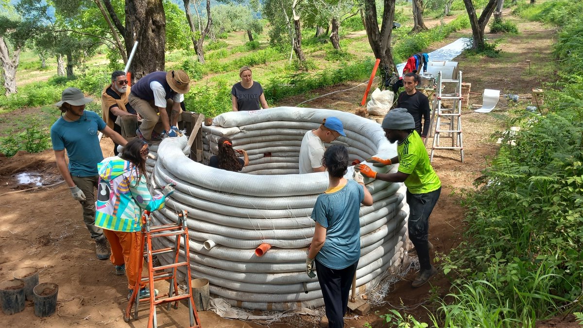 Workshop SuperAdobe a Gaya: cupola in costruzione