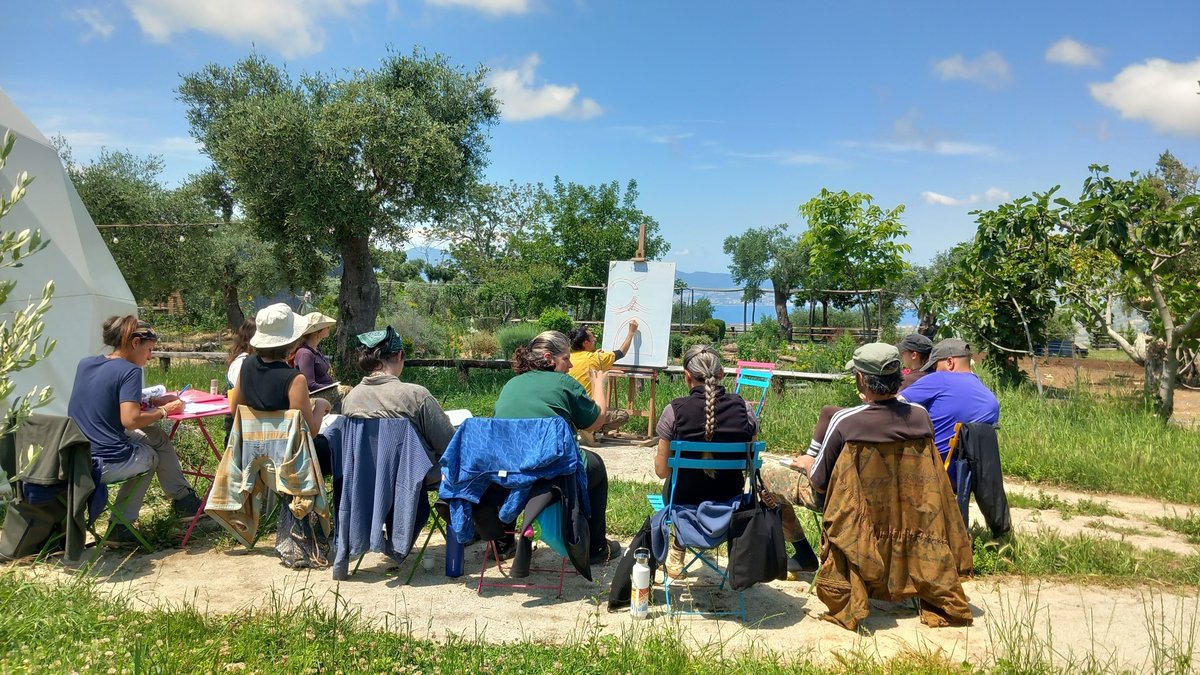 Lezione del workshop SuperAdobe a Gaya, vista sullo Stretto
