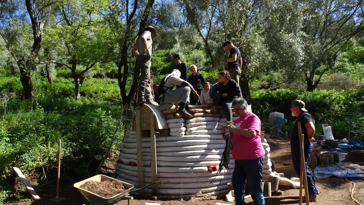 Cantiere della cupola SuperAdobe nel bosco a Gaya
