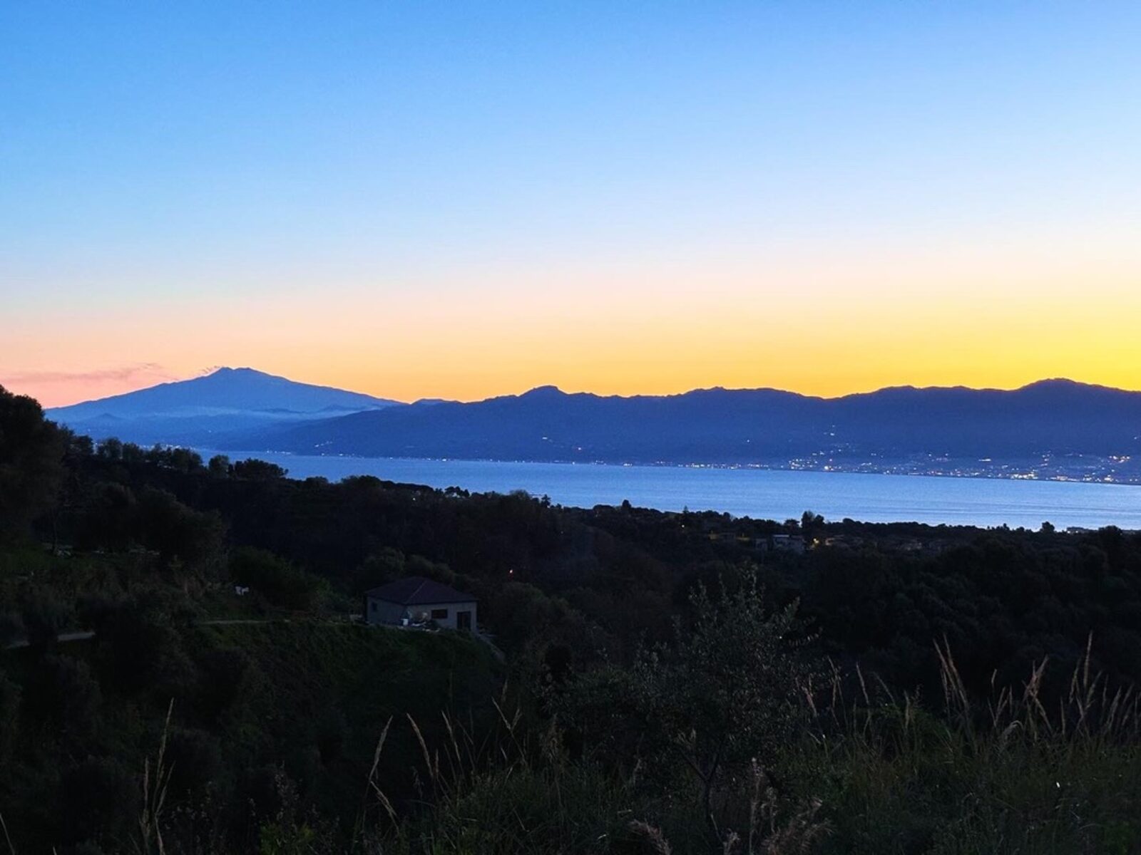 Vista panoramica da Gaya con lo Stretto di Messina e l'Etna sullo sfondo