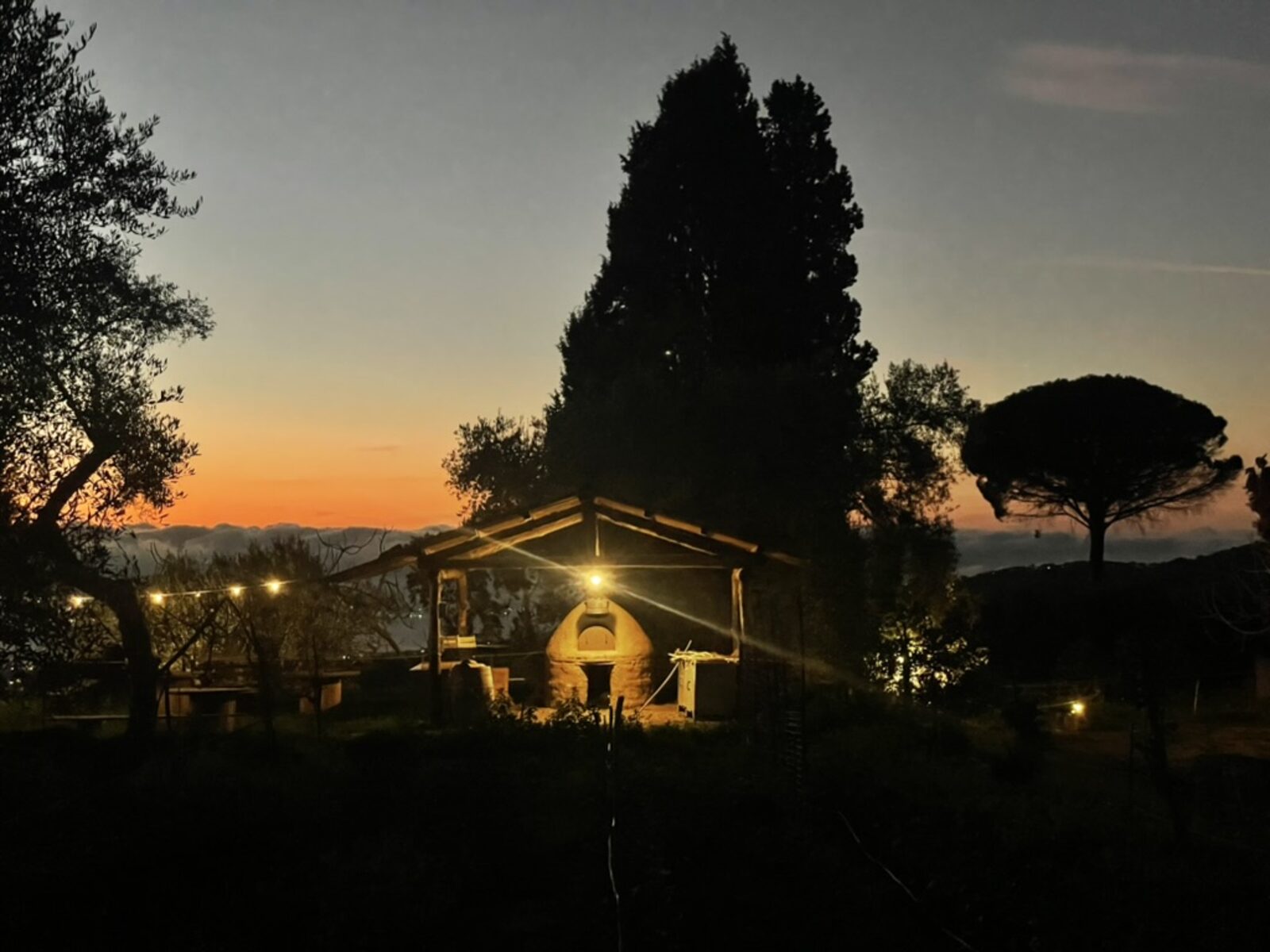 Il forno in terra cruda di Gaya all'imbrunire