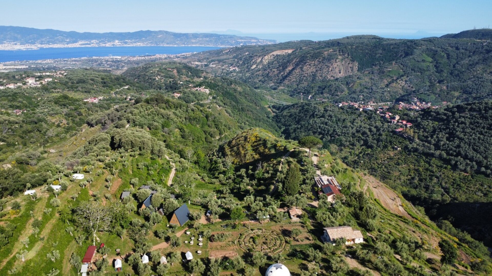 Veduta panoramica delle colline di Gaya con lo Stretto sullo sfondo
