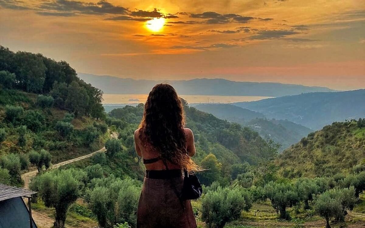 Amache tese tra gli alberi di Gaya, tramonto sullo Stretto