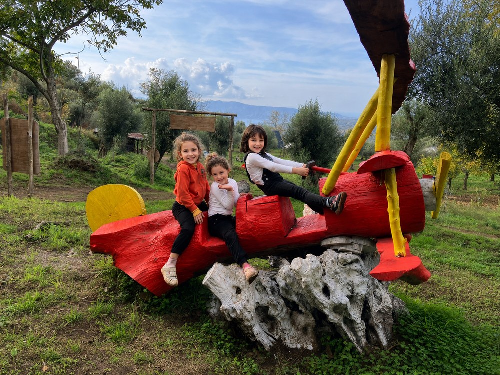 Bambini sull'aereo rosso del parco giochi di Gaya Bimbi
